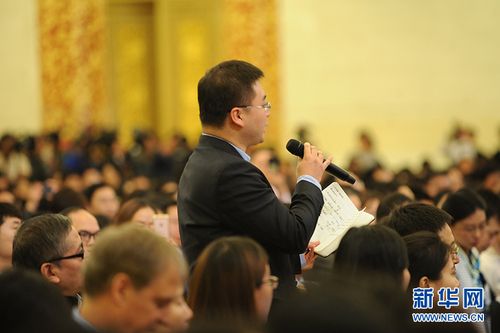 图为中央人民广播电台记者提问。