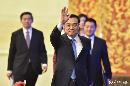 李克强总理步入会场并向记者挥手致意