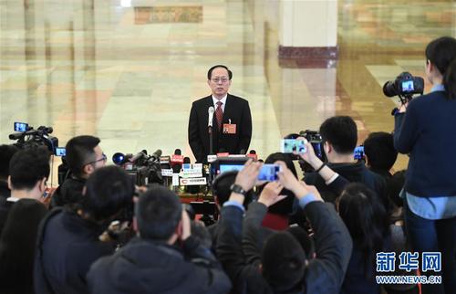 　3月15日，第十二届全国人民代表大会第五次会议在北京人民大会堂举行闭幕会。这是国家体育总局局长苟仲文接受采访。 新华社记者陈晔华 摄4