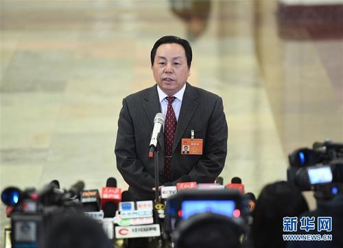 3月15日，第十二届全国人民代表大会第五次会议在北京人民大会堂举行闭幕会。这是国家海洋局副局长房建孟接受采访。 新华社记者陈晔华 摄2