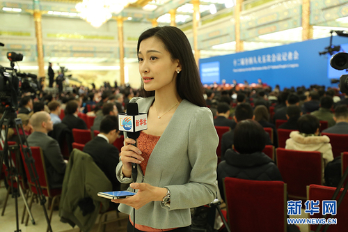图为新华社记者在现场。