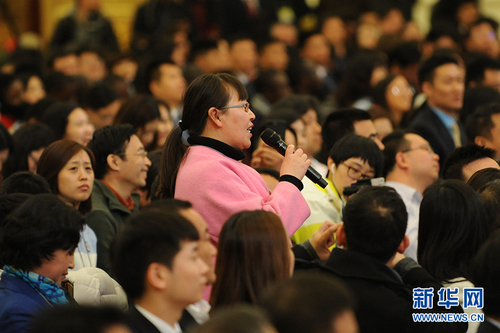 图为新京报记者提问。