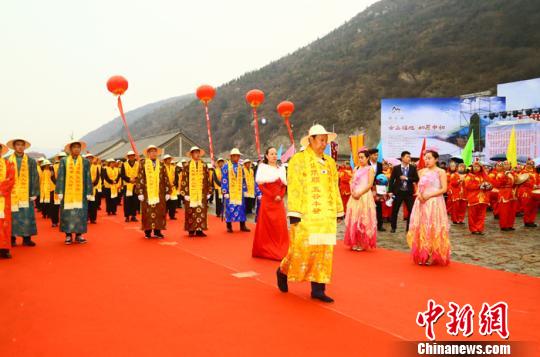 山西临汾一位煤老板转型旅游产业，身穿古装和游客互动。　李新锁 摄