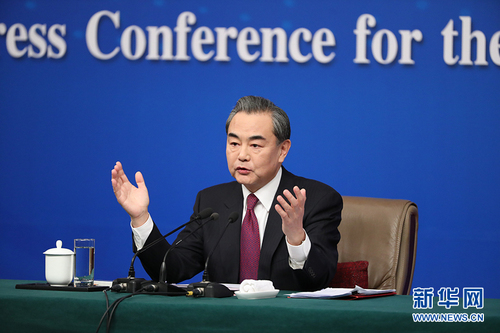 图为外交部部长王毅回答记者提问。