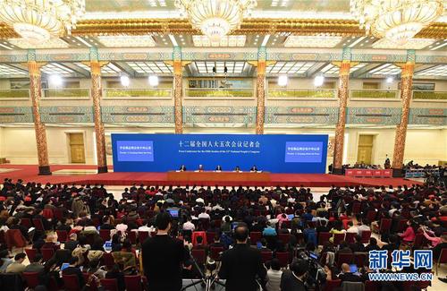 　　3月15日，国务院总理李克强在北京人民大会堂与中外记者见面，并回答记者提问。 新华社记者 陈晔华 摄