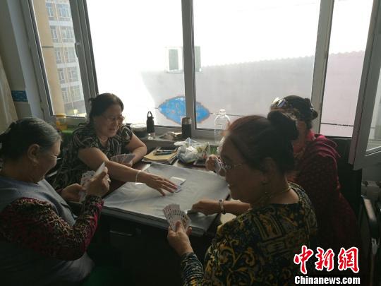 图为进城牧民在一起打扑克。　李爱平 摄