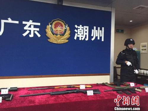 潮州警方破获特大非法买卖、持有枪支弹药犯罪团伙，展示涉案枪支。　陈启任摄