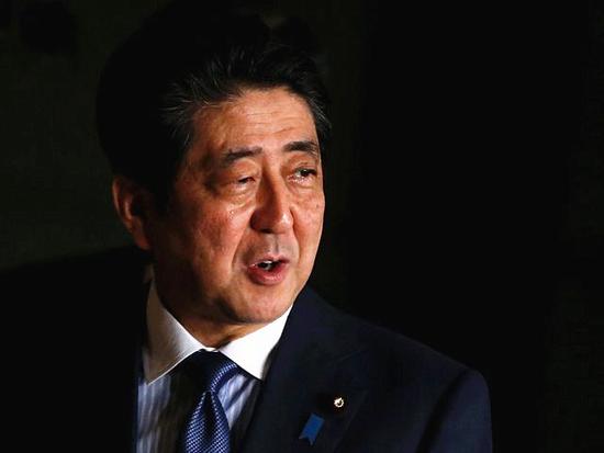 3月16日，日本首相安倍晋三走在东京官邸内。（新华/路透）