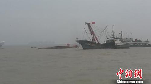 浙江一渔船倾覆5人救起6人下落不明