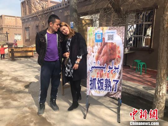“90后”夫妻试水创业脸上洋溢着满满的幸福。　迪娜 摄
