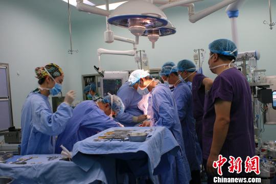 杨万芬老人接受手术。　宋建琴 摄