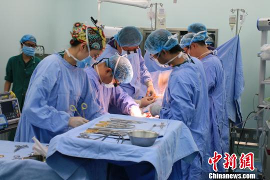 杨万芬老人接受手术。　宋建琴 摄