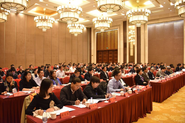 ８、民盟中央各专门委员会、机关各部门负责人，特邀的盟内专家学者，民盟各省、自治区、直辖市委员会负责参政议政工作的领导和部门负责人一百余人参加了会议（一）。张雨斌　摄影