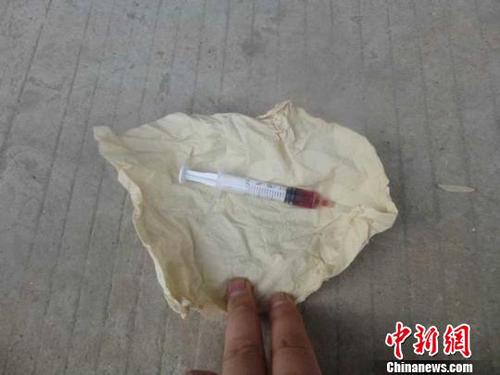 碰瓷者马某每次假装被车辆碰到，后趁机将事先准备好的针管取出，在耳朵里注入红色液体，造成重伤假象。图为警方查获的碰瓷“道具”。　七里河交警大队供图 摄