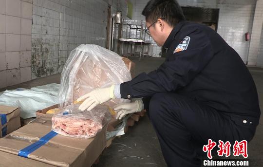 图为缉私警察盘点走私冻品。　杨卫　摄
