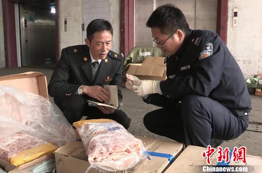 图为海关关员与缉私警察正在仓库清点被扣冻品。　杨卫 摄