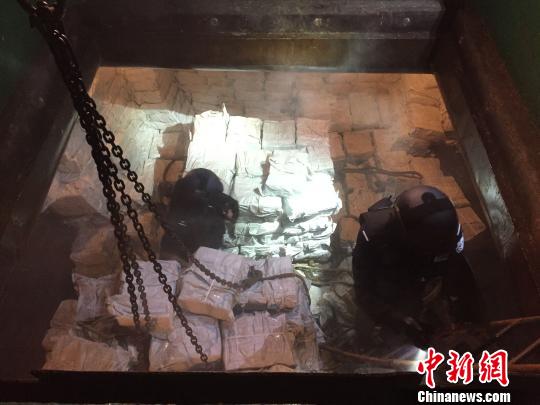 图为缉私警察在走私船船舱搜查走私冻品。　杨卫 摄