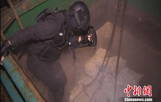 图为缉私警察在走私船上查扣走私冻品。　杨卫 摄