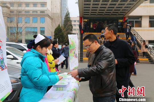 每年3月20日是世界口腔病日。在活动当天的现场，山西慈善总会工作人员和医院整形外科医护人员为过路群众发放宣传资料，详细讲解项目情况及唇腭裂疾病知识。　要建明 摄