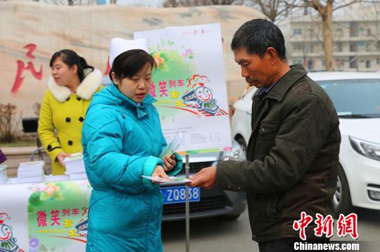 每年3月20日是世界口腔病日。在活动当天的现场，山西慈善总会工作人员和医院整形外科医护人员为过路群众发放宣传资料，详细讲解项目情况及唇腭裂疾病知识。　要建明　摄