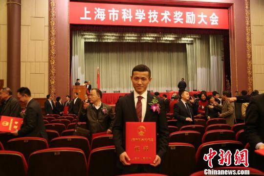 华山医院神经外科专家吴劲松教授领衔的团队历时20年，探索建立了多项功能定位技术体系，实现脑功能区的精准保护，成功将脑功能区的脑肿瘤手术致残率降低90%，达到国际先进水平。先相关研究项目荣获2016年度上海市科技进步一等奖。　陈勤奋 摄