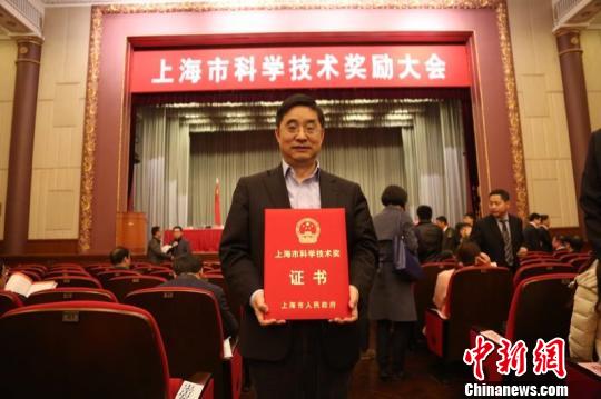 华山医院皮肤科主任徐金华教授领衔的团队历时16年，通过基础和临床相结合的转化医学模式，提出了系统性红斑狼疮免疫治疗新策略。研究人员率先采用奥曲肽治疗系统性红斑狼疮，取得良好疗效，相关项目荣获2016年度上海市科技进步三等奖。　陈勤奋 摄