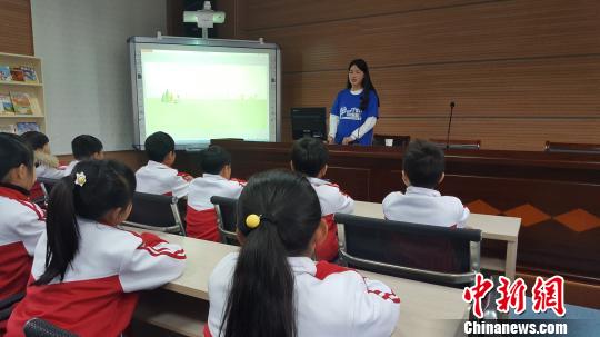 学生在浦江第一小学进行水知识普及授课。　倪杭董　摄