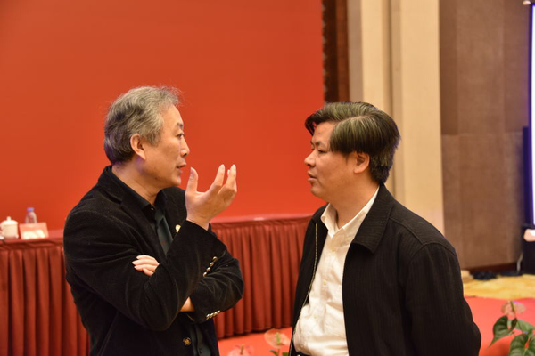 5、会议间隙，全国人大常委、民盟中央社会委员会主任郑功成（右）和民盟北京市委专职副主委宋慰祖亲切交流。 张雨斌  摄影