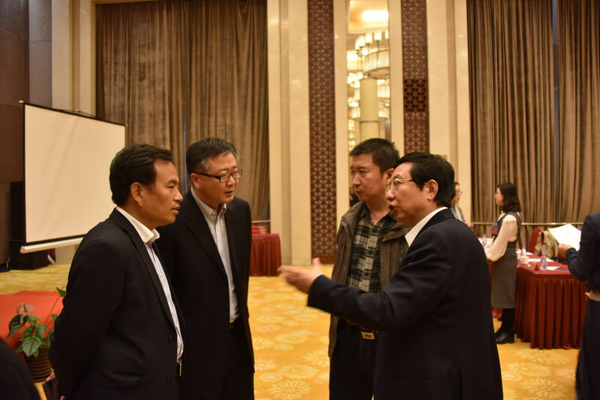 6、会议间隙亲切交流。右一：民盟中央社会服务工作委员会主任张澎；左一：民盟中央科技委员会委员祝智军；左二：民盟北京市委参政议政部部长徐荧；右二：民盟北京市委参政议政部干部刘建。 张雨斌  摄影