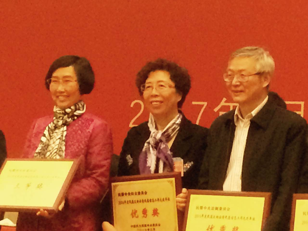 7、离岗不离心。全国政协委员、民盟中央妇委会主任（中）代表妇委会接受民盟中央颁发的2016年度民盟反映社情民意信息工作先进单位“奖牌时表示：她的心永远和民盟人在一起。 人民政协网记者 张春莉  摄影