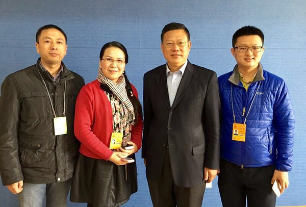 4、访谈结束，翟小宁校长（右二）与本文作者（左二）和中外媒体记者朱小林（左一）、方永磊亲切留影。   杨睿  摄影