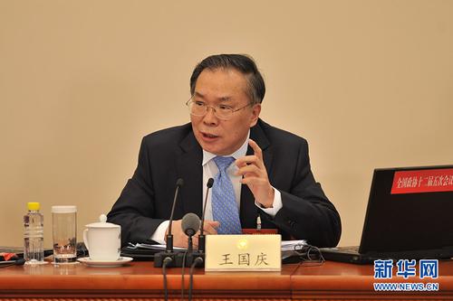 3月2日，全国政协十二届五次会议新闻发布会在人民大会堂一层新闻发布厅举行。图为大会新闻发言人王国庆。
