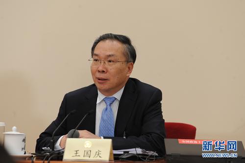 　　3月2日，全国政协十二届五次会议新闻发布会在北京人民大会堂举行，大会新闻发言人王国庆介绍会议有关情况并回答中外记者提问。图为王国庆在发布会上回答记者提问。