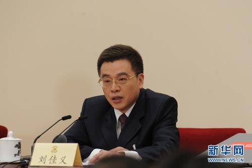 3月2日，全国政协十二届五次会议新闻发布会在人民大会堂一层新闻发布厅举行。图为新闻发布会主持人刘佳义。
