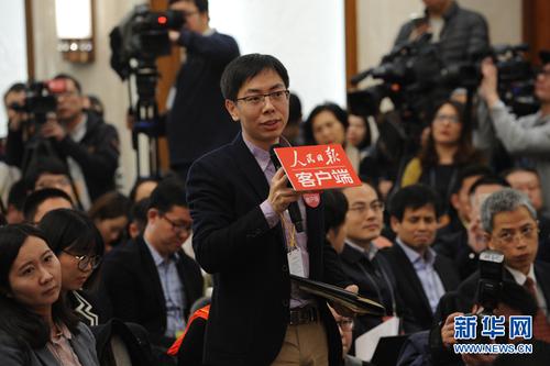 3月2日，全国政协十二届五次会议新闻发布会在人民大会堂一层新闻发布厅举行。图为人民日报记者提问。