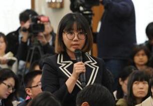 图为中国日报社记者提问