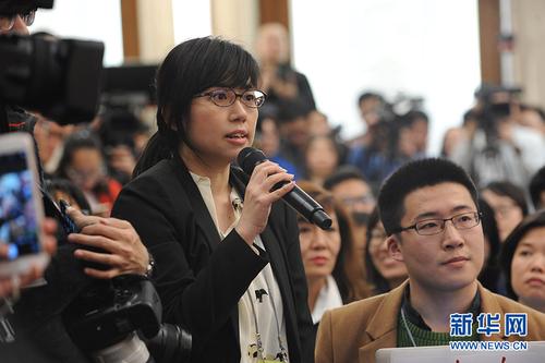 3月2日，全国政协十二届五次会议新闻发布会在北京人民大会堂举行，大会新闻发言人王国庆介绍会议有关情况并回答中外记者提问。图为新加坡联合早报记者提问。