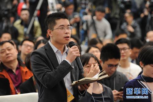 　　3月2日，全国政协十二届五次会议新闻发布会在人民大会堂一层新闻发布厅举行。图为光明日报记者提问。