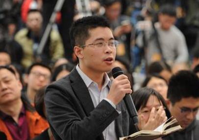 图为光明日报记者提问