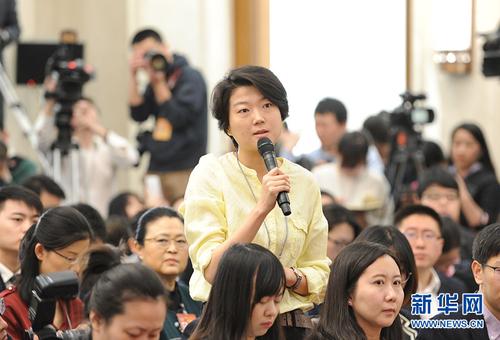 　　　　3月2日，全国政协十二届五次会议新闻发布会在北京人民大会堂举行，大会新闻发言人王国庆介绍会议有关情况并回答中外记者提问。图为中国国际广播电台记者提问。