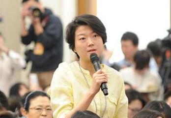 图为中国国际广播电台记者提问