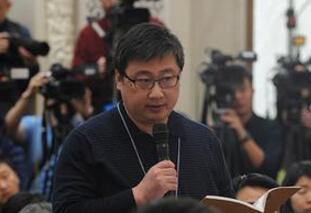 图为农民日报记者提问