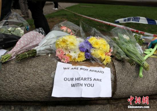 3月23日，伦敦市民在英国议会大厦附近向恐怖袭击事件中的遇难者献花。3月22日，英国议会大厦外发生恐怖袭击事件，造成5人死亡、40余人受伤。 <a target='_blank' href='http://www.chinanews.com/'>中新社</a>记者 周兆军 摄