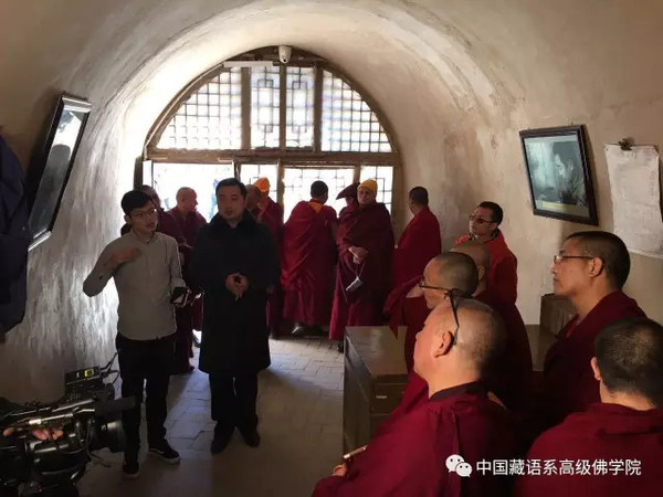 3月25日，中国藏语系高级佛学院第十三届高级学衔班来到革命圣地延安，开启毕业参观学习之旅。_副本