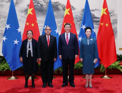 新华社照片，北京，2017年3月27日
    习近平同密克罗尼西亚联邦总统克里斯琴举行会谈
    3月27日，国家主席习近平在北京人民大会堂同密克罗尼西亚联邦总统克里斯琴举行会谈。会谈前，习近平在人民大会堂东门外广场为克里斯琴举行欢迎仪式。这是习近平和夫人彭丽媛同克里斯琴总统夫妇合影。 
    新华社记者 鞠鹏 摄