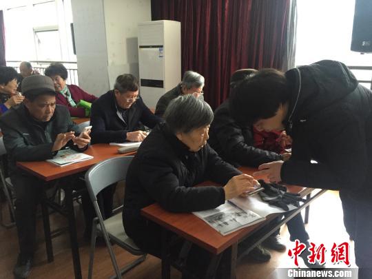 浙江老年人陷入智能时代窘境“手机课堂”传递温暖