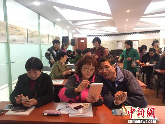 图为“手机课堂”教学现场。　林波 摄