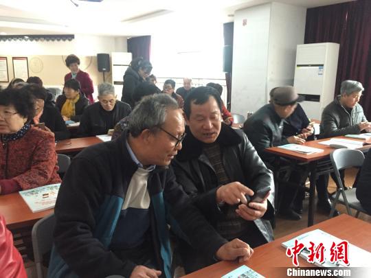图为“手机课堂”教学现场。　林波 摄