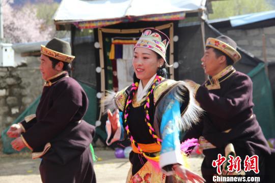 图为27日，西藏林芝市巴宜区八一镇杰布才村村民载歌载舞，欢庆西藏百万农奴解放58周年纪念日。　刘荫 摄