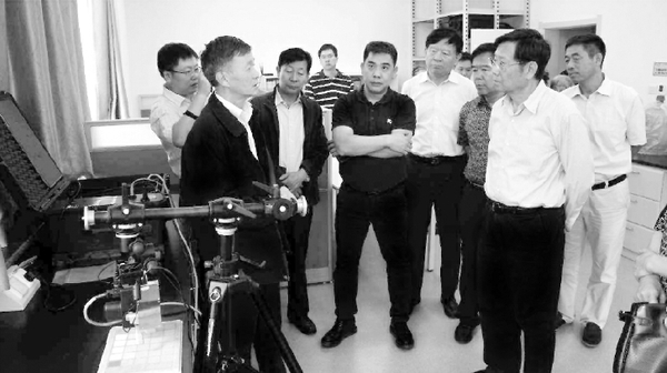 ▲去年8月，全国政协提案委员会主任孙淦率全国政协调研组在甘肃就“加强文化遗产保护与传承科技工作”重点提案办理进行专题调研并召开办理协商座谈会。图为调研组在敦煌研究院考察国家古代壁画与土遗址保护工程技术研究中心。